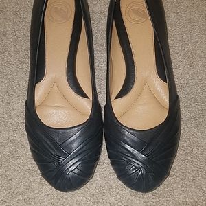 Leather flats w/cushioned footbed! EUC